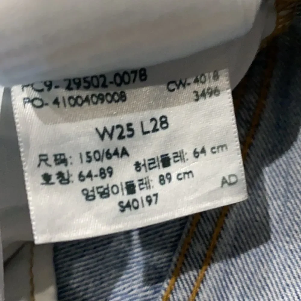 Levis inseam 28”